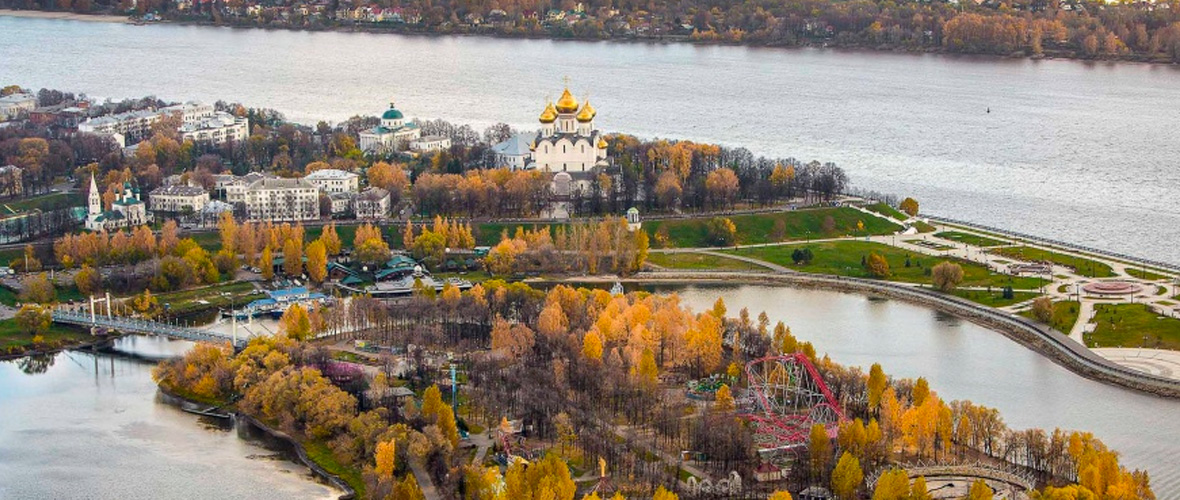 Успенский собор в Ярославле с Волги